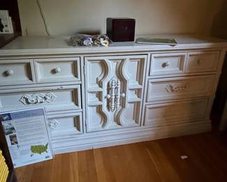 Vintage Thomasville French Provincial Style Dresser