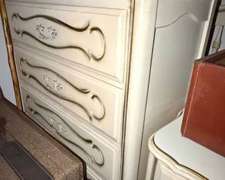 Vintage French Provincial Style 4-Drawer Dresser