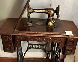ANTIQUE SINGER SEWING MACHINE IN CABINET