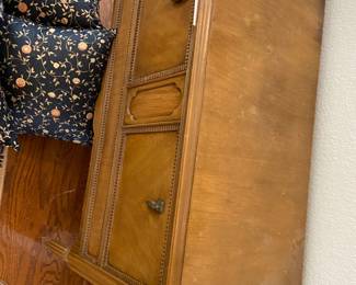 Vintage radio cabinet (no radio)