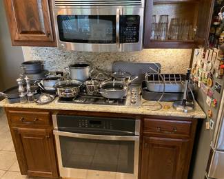 very nice set of kitchen cookware