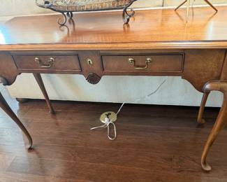 Thomasville Queen Anne sofa table