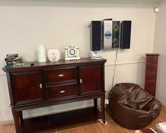 Hutch, Royal Doulton Vases, Bean Bag