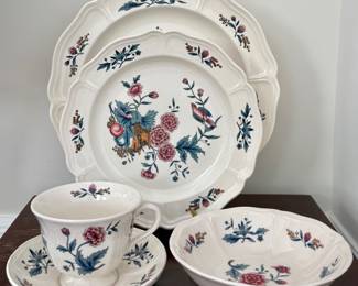 Wedgwood Potpourri China Service for 11 or 12