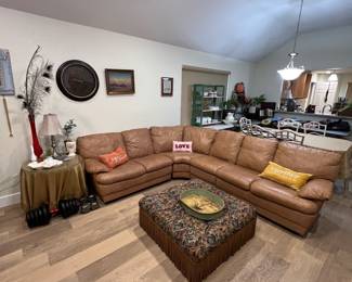 Really nice sectional unit completely modular to be able to fit different types of spaces… Wonderful condition… Flexible pick up!