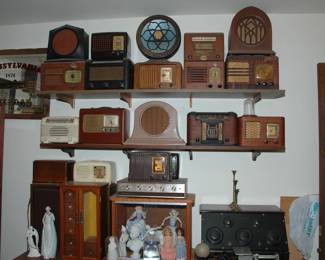BEAUTIFUL ANTIQUE RADIOS