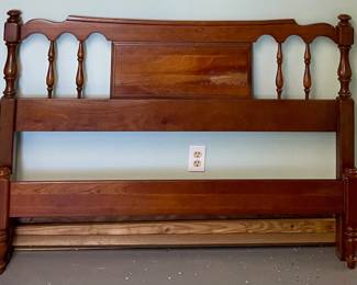 Vintage/Antique Full/Double Bed w/Rails & Slats