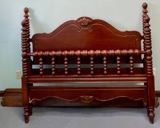 Vintage/Antique Full/Double Spooled Bed w/Wooden Rails & Slats
