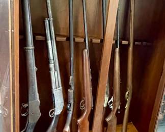 8-CAPACITY GUN CABINET - LOCK NEEDS TO BE REPLACED