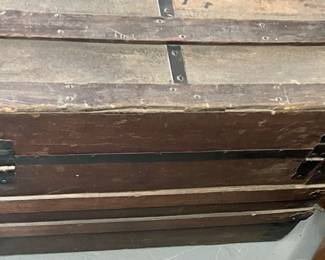 ANTIQUE WOOD/METAL FLAT-TOP STEAMER TRUNK W/TRAY