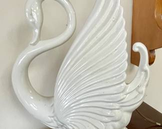 VINTAGE MADDUX OF CALIFORNIA CERAMIC SWAN TV LAMP & PLANTER