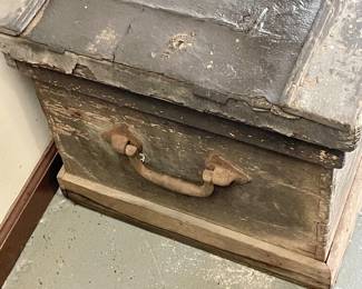 ANTIQUE WOODEN TOOL CHEST/TRUNK