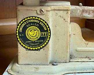 VINTAGE TRINER MODEL 89-K COUNTER-TOP BALANCE SCALE