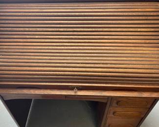 VINTAGE/ANTIQUE ROLL-TOP DESK W/KEY