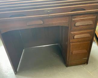 VINTAGE/ANTIQUE ROLL-TOP DESK W/KEY