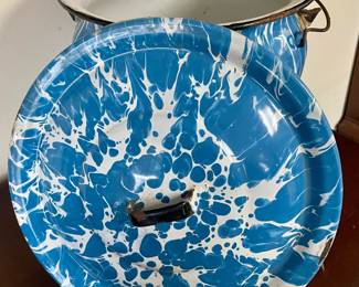 VINTAGE BLUE/WHITE SWIRL ENAMELWARE CHAMBER POT