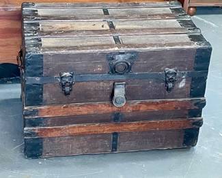 ANTIQUE WOOD/METAL FLAT-TOP STEAMER TRUNK W/TRAY