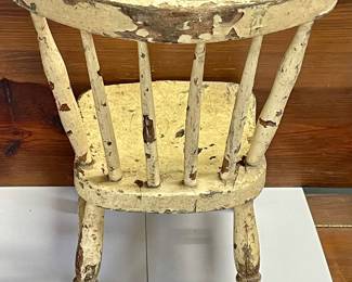 VINTAGE CHIPPY CHILDREN'S CHAIR