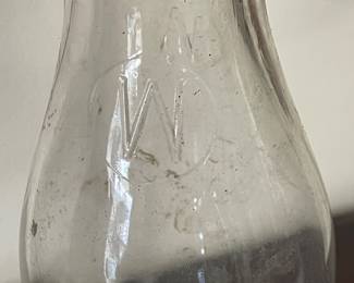 VINTAGE WILLIAMS DAIRY CO. GLASS QUART MILK BOTTLE