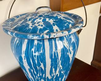 VINTAGE BLUE/WHITE SWIRL ENAMELWARE CHAMBER POT