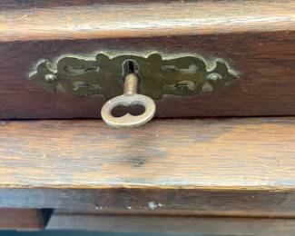 VINTAGE/ANTIQUE ROLL-TOP DESK W/KEY