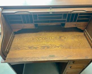 VINTAGE/ANTIQUE ROLL-TOP DESK W/KEY