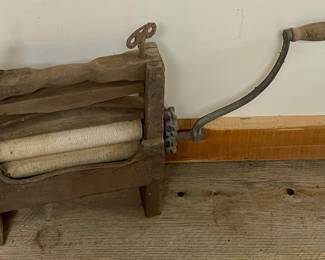ANTIQUE HORSE SHOE BRAND CLOTHES WRINGER 