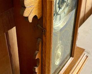 ANTIQUE KITCHEN MANTLE CLOCK