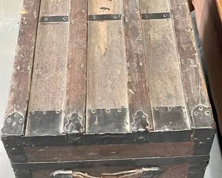 ANTIQUE WOOD/METAL FLAT-TOP STEAMER TRUNK W/TRAY