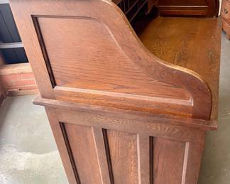 VINTAGE/ANTIQUE ROLL-TOP DESK W/KEY