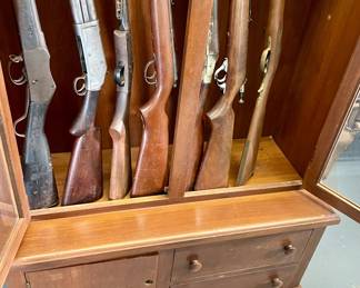 8-CAPACITY GUN CABINET - LOCK NEEDS TO BE REPLACED