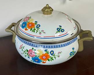 VINTAGE 2-QT M. KAMENSTEIN ENAMELWARE POT