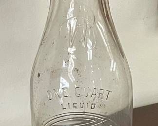 VINTAGE WILLIAMS DAIRY CO. GLASS QUART MILK BOTTLE