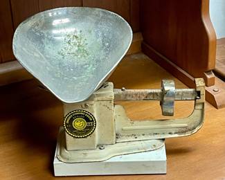 VINTAGE TRINER MODEL 89-K COUNTER-TOP BALANCE SCALE