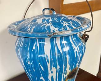 VINTAGE BLUE/WHITE SWIRL ENAMELWARE CHAMBER POT