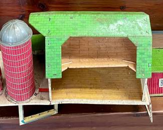 VINTAGE 1959 MARX "HAPPI-TIME FARMS" PLATFORM BARN SET (SEARS EXCLUSIVE)