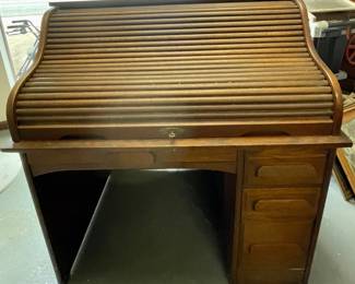 VINTAGE/ANTIQUE ROLL-TOP DESK W/KEY