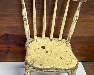 VINTAGE CHIPPY CHILDREN'S CHAIR