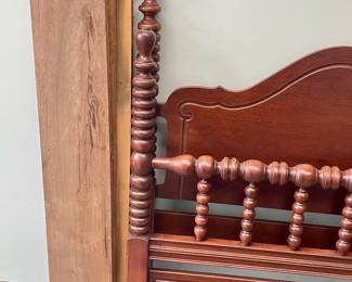 Vintage/Antique Full/Double Spooled Bed w/Wooden Rails & Slats