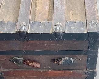 ANTIQUE WOOD/METAL FLAT-TOP STEAMER TRUNK W/TRAY