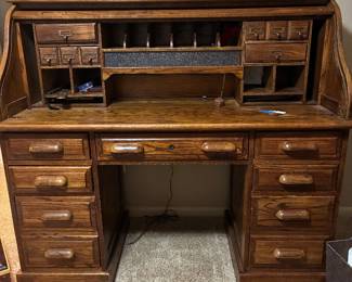Nice Roll top desk with locking drawers