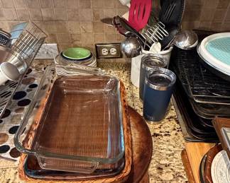 Pyrex Rectangular Baking Dish with Wicker Carrier