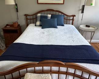 Ethan Allen Country Craftsman Colonial Pine Windsor Spindle Queen Bed