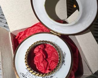 Limoges Porcelain Christmas Wreath Trinket Box second image