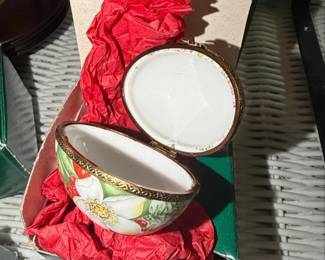 Rochard Limoges Egg Trinket Box third image