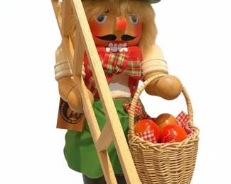 Erzgebirgische Holzkunst Christian Ulbricht Apple Picker Nutcracker second image