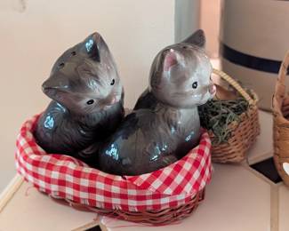 Adorable kitty salt & pepper shakers