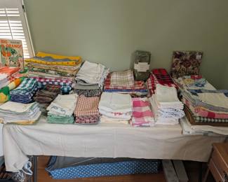Lots of vintage table linens : table cloths, placemats, runners, napkins