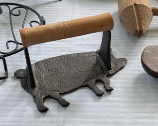 Pig shaped Bacon press