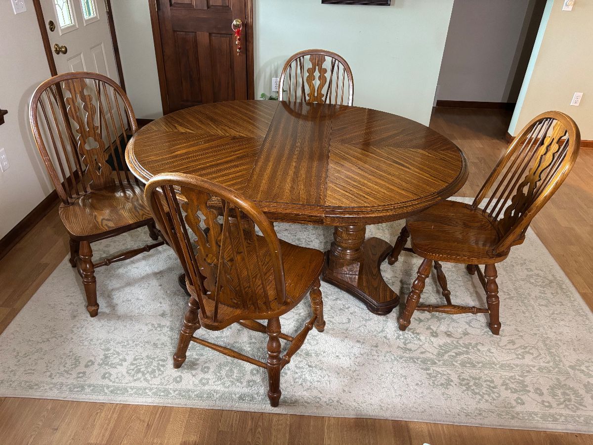 Virginia House Dining Set w/6 Chairs and another Table Leaf (not pictured)